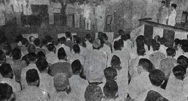 Rapat Komite Nasional pertama th. 1945 di Gedung Komedi (Ged. Kesenian) Pasar Baru Jakarta. Tampak a.l : Presiden Soekarno dan Wk. Presiden Drs. Moh. Hatta